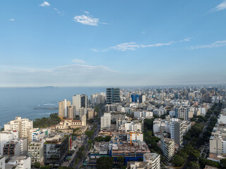 Obraz premium Cielo azul en ciudad de Lima