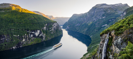 Kreuzfahrtschiff, Wasserfall Gjerdefossen, Geirangerfjord, More og Romsdal, Norwegen © Rainer Mirau
