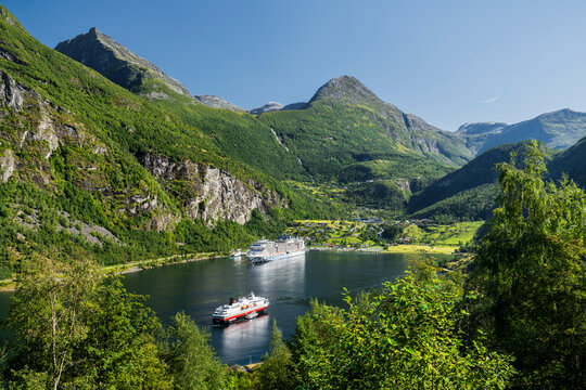 Kreuzfahrtschiffe im Geirangerfjord, Geiranger, More og Romsdal, Norwegen