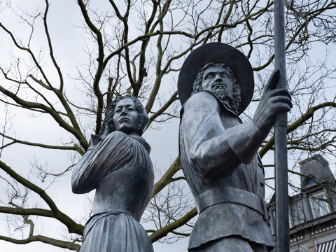 Statue || Standbeeld Rpperda en Hasselaar in Haarlem , Noord-Holland province, The Netherlands