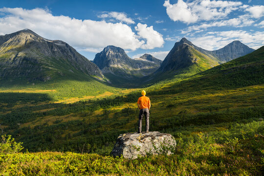Wanderer blickt zum Gronfonnfjellet, Kampen, Bostolen, More og Romsdal, Norwegen
