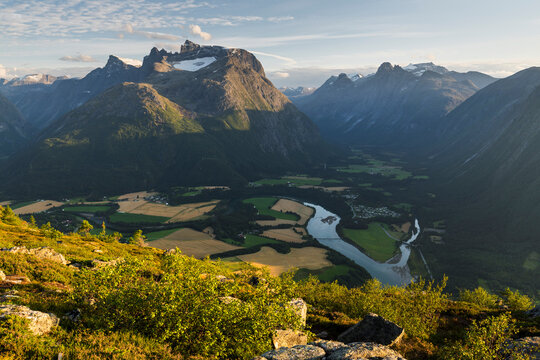 Blick vom Aussichtspunkt Nesaksla nach Reinheimen, Andalsnes, More og Romsdal, Norwegen
