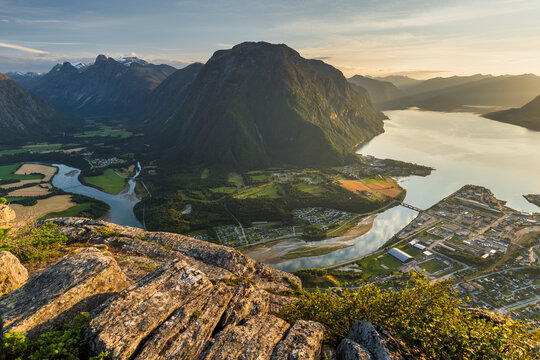 Aussichtspunkt Nesaksla, Romsdalsfjord, Andalsnes, More og Romsdal, Norwegen