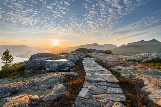Aussichtspunkt Nesaksla, Weg beim Aussichtspunkt Nesaksla, Andalsnes, More og Romsdal, Norwegen, More og Romsdal, Norwegen