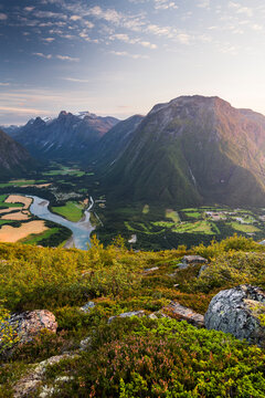 Blick vom Aussichtspunkt Nesaksla nach Reinheimen, Andalsnes, More og Romsdal, Norwegen