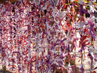 神社のよく見るおみくじを引いた後に願掛けをして掛ける結び所の風景