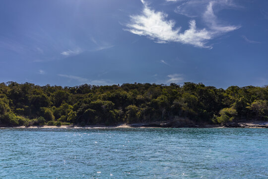 Scenic landscape of the Venezuelan coast in Chuspa, Vargas. View of Playa Caribe featuring rocky outcrops, turquoise Caribbean sea, and the Cordillera de la Costa mountains