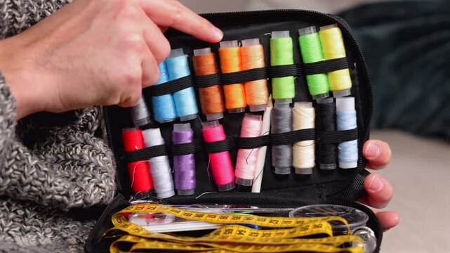 Trousse &agrave; couture avec bobines de fil et accessoires de r&eacute;paration.