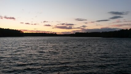Obraz premium A beautiful colorful sunset over Lake Fred at Stockton University.