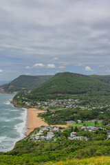 Obraz premium Sea Cliff Bridge on the southern coast of Sydney with sweeping Ocean Views and Mountain terrain. a major Bridge Road on the beautiful Australian coastline 