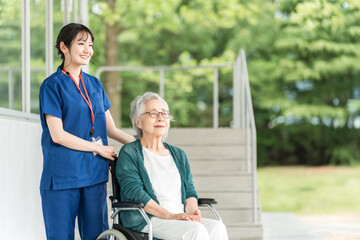 Fototapeta premium Female nurses, care workers, physical therapists, occupational therapists, speech-language-hearing therapists working in nursing homes and hospitals, and elderly and senior women