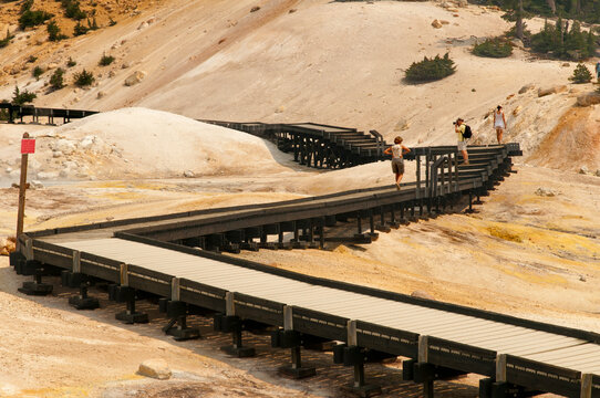 USA, California, Redding.  Lassen Volcanic National Park.  Boardwalk to "Bumpass Hell".