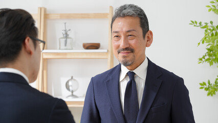Fototapeta premium 商談をする男性