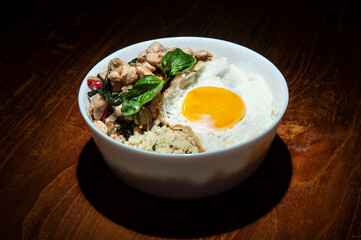 Rice bowl - miska z ryżem, kurczakiem i jajkiem sadzonym z kawałkami smażonego kurczaka © Anna