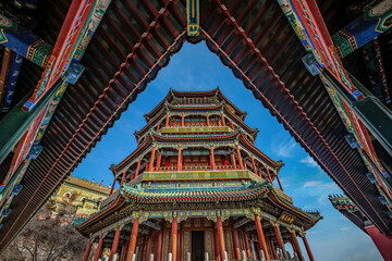 Obraz premium Chinese Buddhist Pagoda Temple with Traditional Architecture and Ornate Decorations Viewed from Below