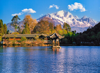 雲南省麗江・麗江古城の黒龍潭と玉龍雪山