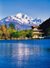 雲南省麗江・麗江古城の黒龍潭と玉龍雪山