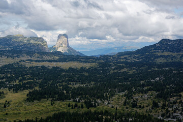 Fototapeta premium Hauts plateaux du Vercors et le mont Aiguille au loin