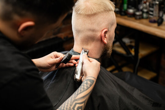 Barber Working on Head with Electric Clippers &ndash; Close-Up