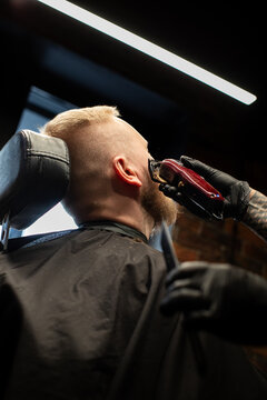 Barber Working on Head with Electric Clippers &ndash; Close-Up