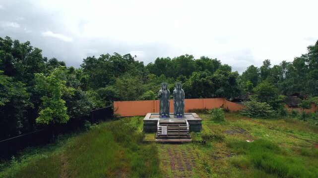 koti chennayya statue, Koti-Chennaya Theme Park Karkala
Koti and Chennayya were legendary twin heroes of Tulunadu (coastal Karnataka) from the 16th centur