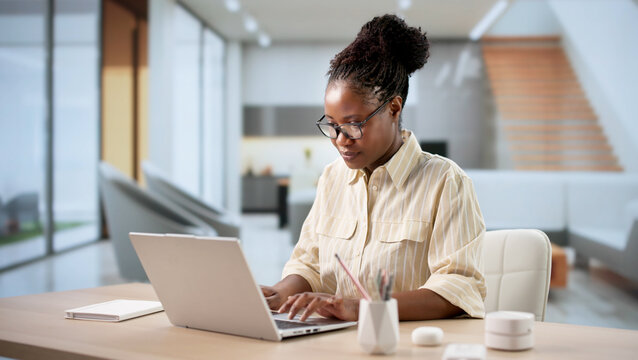 Remote Marketing Assistant Completes Online Course