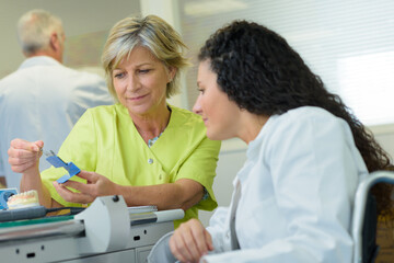 Obraz premium disabled woman training to work in prosthetics laboratory