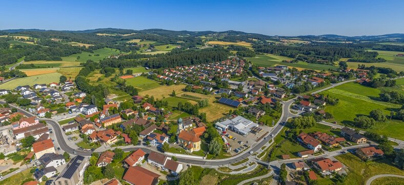 Wolkenloser Sommertag im Bayerischen Vorwald rund um die Gemeinde Ascha im Kreis Straubing-Bogen