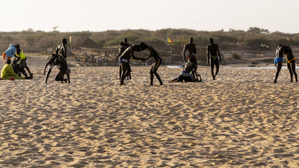 Lutteurs à l'entrainement sur une plage au Sénégal © PPJ