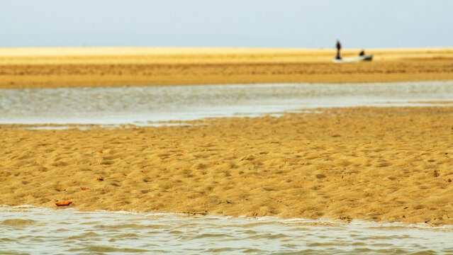 P&ecirc;cheur dans la lagune de La Somone au S&eacute;n&eacute;gal