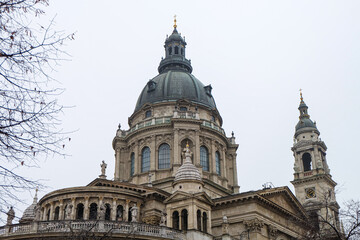 Obraz premium St Stephen's basilica, the largest church and historical landmark in Budapest, Hungary on a beautiful winter Christmas time 
