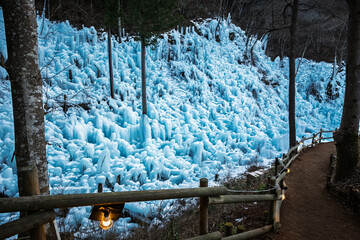 夕方のあしがくぼの氷柱と遊歩道