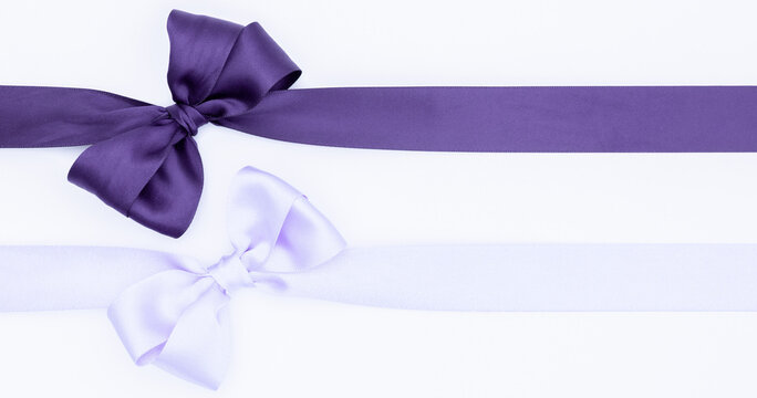 N&oelig;uds de soie avec du ruban de couleur mauve et violet sur fond blanc.