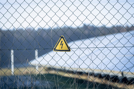 Schild warnt vor Hochspannung