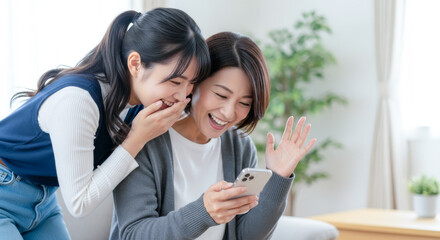 スマホで合格発表を確認して喜ぶ親子