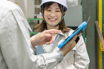 工場で働く作業員グループ