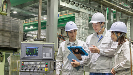 工場で働く作業員のグループ