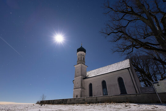 Kirche St. Andr&auml; bei Etting bei Vollmond