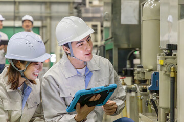 工場で働く作業員グループ