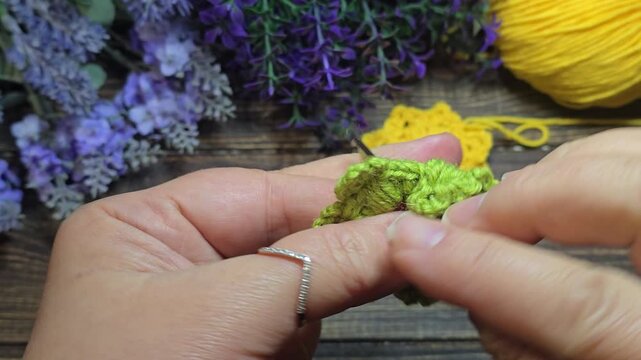 Knitted flowers and circles suitable for home decor, fashion, or textiles. Knitting lessons. Knitting patterns for learning AI.