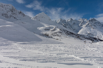 Le Col du Lautaret sous la neige avec le sommet de La Meije en arri&egrave;re plan