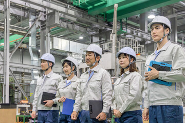 工場で働く作業員のグループ