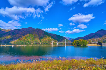 秋の神奈川県山北町の三保ダム歩道から北側の眺望(永歳橋,権現山など)
