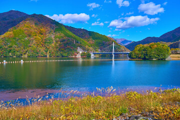 秋の神奈川県山北町の三保ダム歩道から北側の眺望(永歳橋,権現山など)