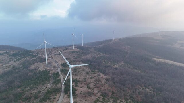Campo eolico, ripresa aerea con drone.