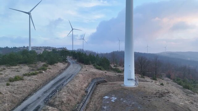 Campo eolico, ripresa aerea con drone.