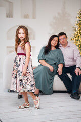 Obraz premium Family poses for a picture in a home setting during the holiday season