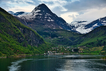 Blick auf das Ende des Geirangerfjord mit dem Ort Geiranger