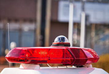 日本のパトカーの赤色灯と録画用カメラ