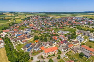 Obraz premium Sommerlicher Blick auf Unterschneidheim im Ostalbkreis östlich von Ellwangen an der Jagst